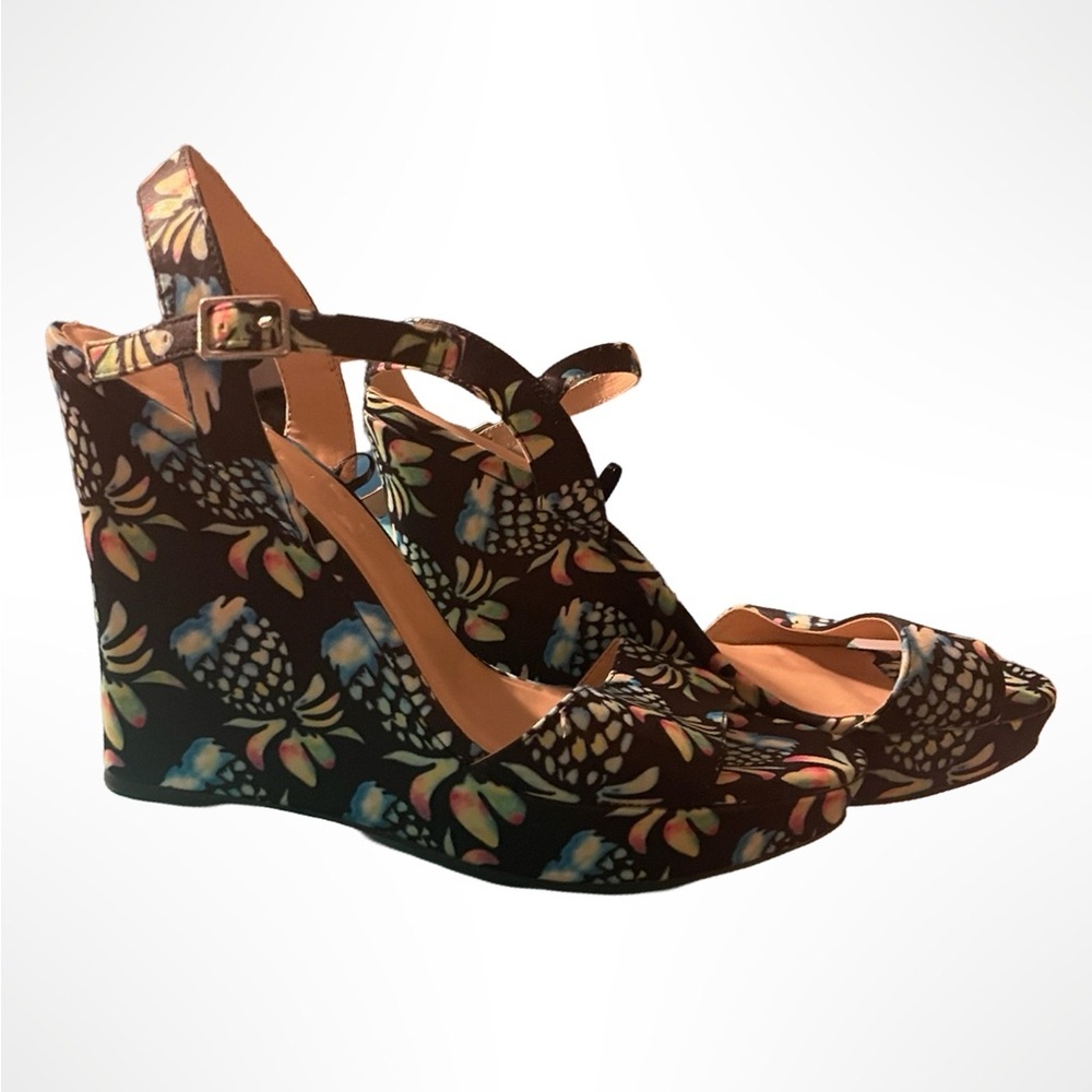 Platform/ Wedge sandals with‎ pineapple designs by Jasmine. Women’s size 11